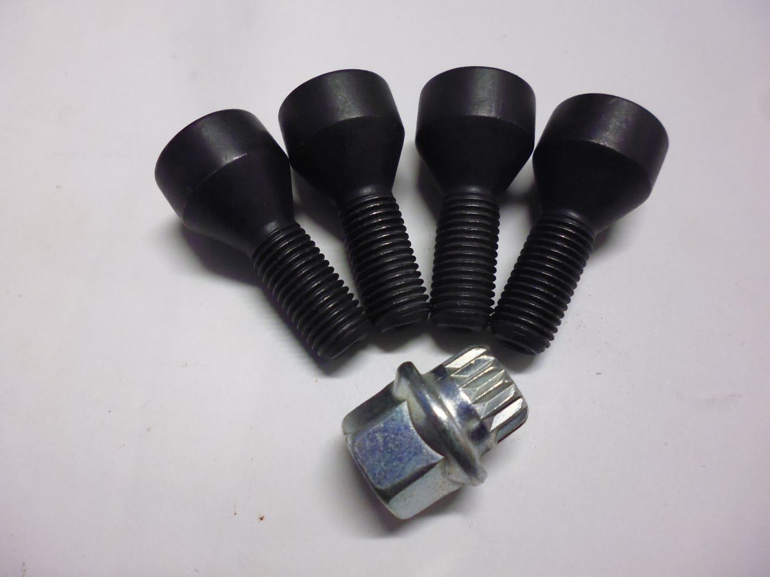 Kit 4 bulloni antifurto per ruote vetture originali BMW 36136786419. Nuovi.