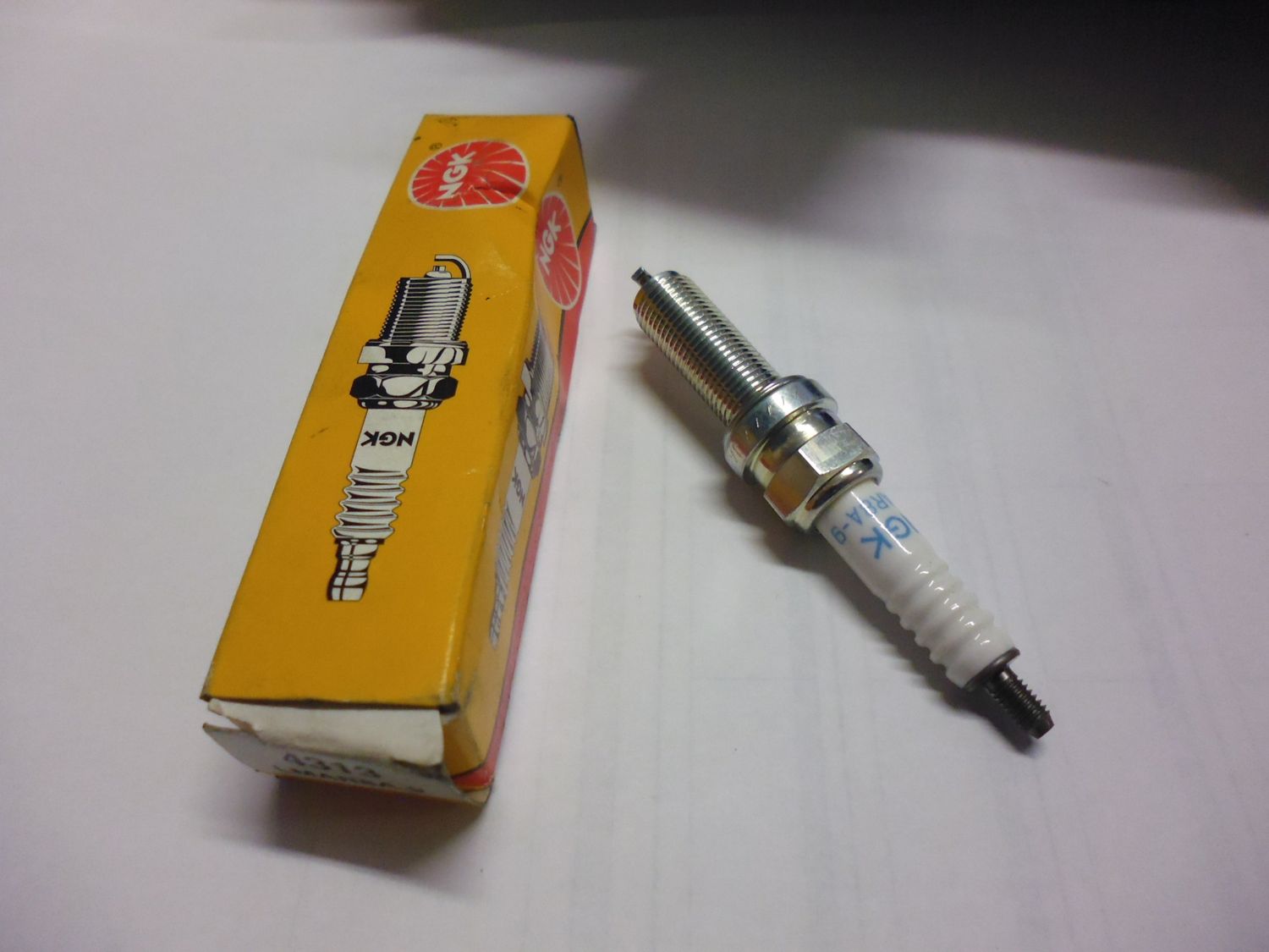 Candela accensione NGK LMAR8A-9 LMAR8A9.