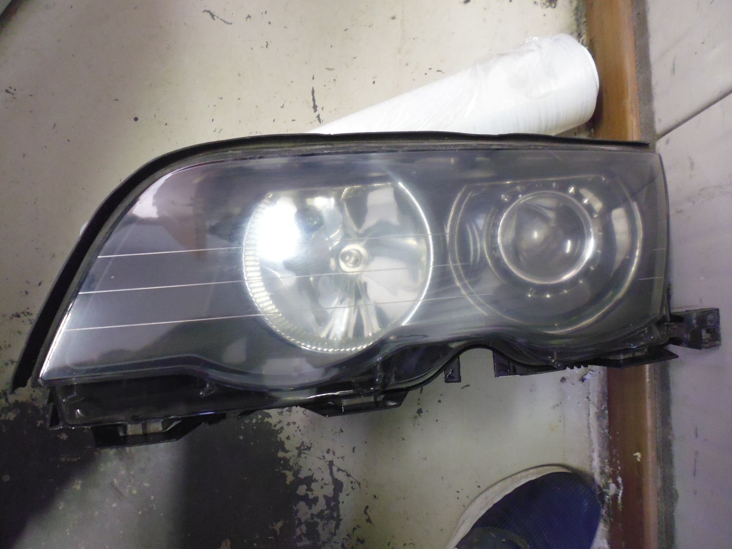 Faro fanale xenon anteriore sinistro BMW serie 3 E46 usato. Faro fanale xenon anteriore sinistro BMW serie 3 E46 usato.