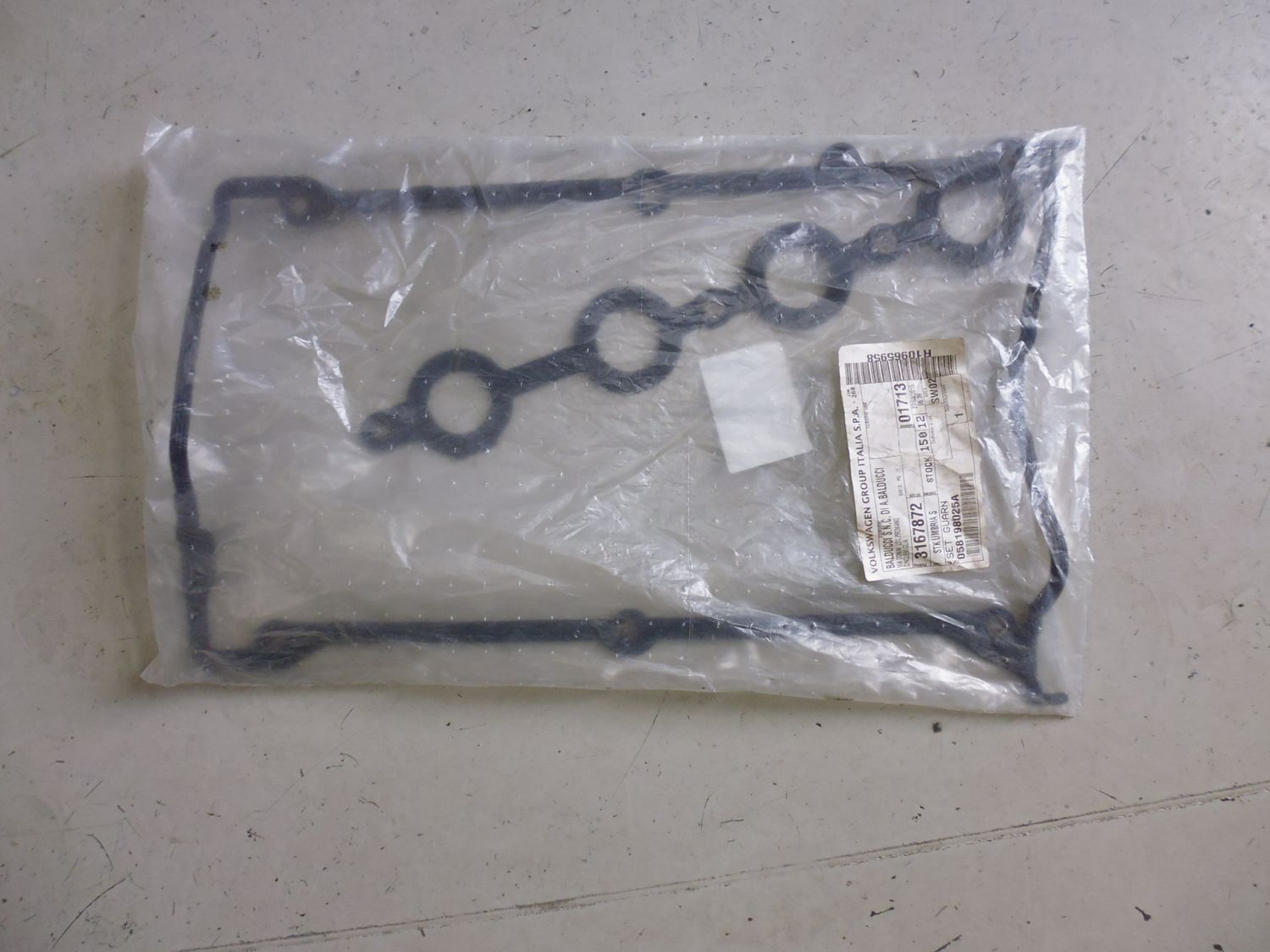 Guarnizione coperchio punterie Audi 1.8T 058198025A. Guarnizione coperchio punterie Audi 1.8T 058198025A.
