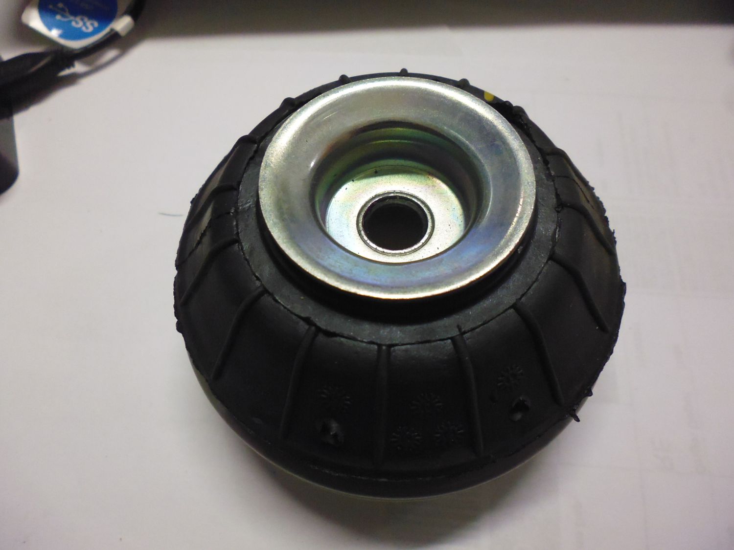 Supporto ammortizzatore anteriore Fiat 500L codice 52027635.