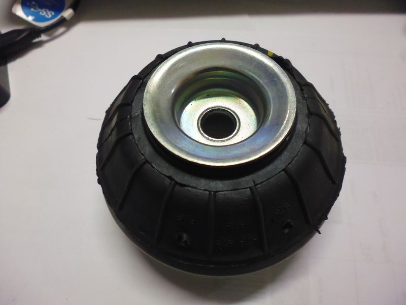 Supporto ammortizzatore anteriore Fiat 500L codice 52027635.