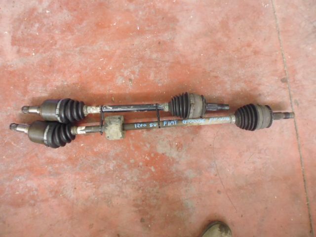 Semiassi anteriori destro e sinistro Fiat Grande Punto del 2006 motore 1.2 8 valvole 48 kw.