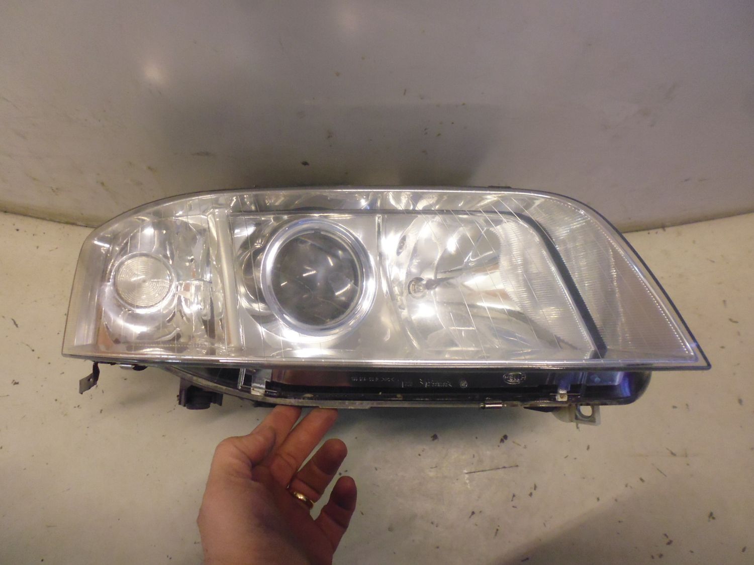 Faro fanale anteriore destro xenon AUDI A4 99-01 XENON Hella Faro fanale anteriore destro xenon AUDI A4 99-01 XENON Hella