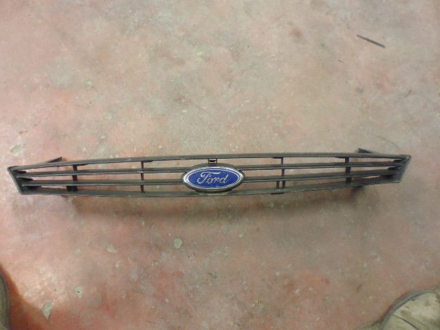Mascherina griglia anteriore Ford Focus MK1 1998-2004 98AB8200AKW Mascherina griglia anteriore Ford Focus MK1 1998-2004 98AB8200AKW
