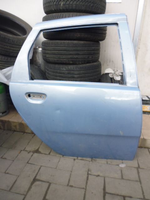 Sportello porta portiera posteriore destra Fiat Punto seconda serie 188 celeste. Sportello porta portiera posteriore destra Fiat Punto seconda serie 188 celeste.