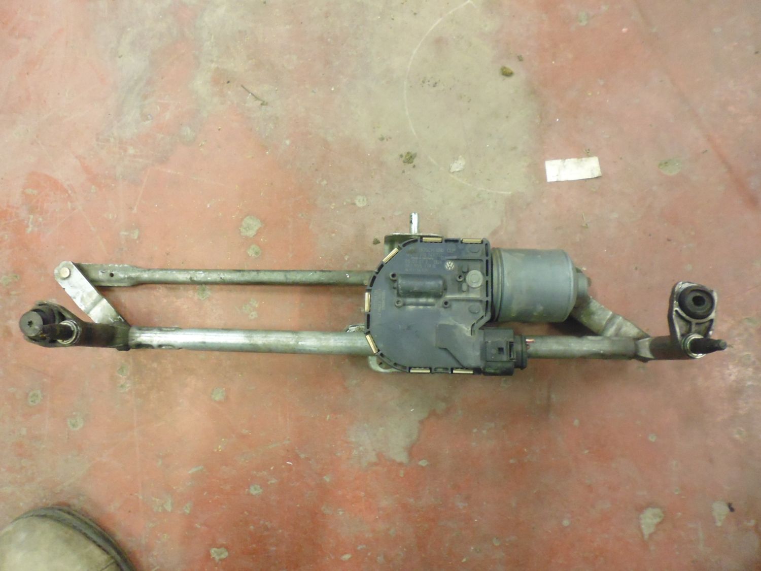Motorino tergicristallo anteriore completo di tandem stampella leveraggio Volkswagen Golf V 0390241744 1K1955119B. Motorino tergicristallo anteriore completo di tandem stampella leveraggio Volkswagen Golf V 0390241744 1K1955119B.