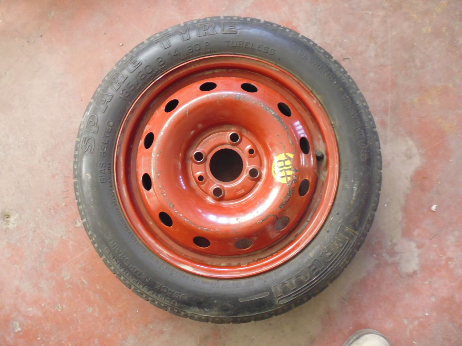 Ruotino di scorta da 14 Fiat 4 fori 4.00Bx14H ET43 A4470200 con pneumatico Pirelli 135/80 B 14 80P Ruotino di scorta da 14 Fiat 4 fori 4.00Bx14H ET43 A4470200 con pneumatico Pirelli 135/80 B 14 80P