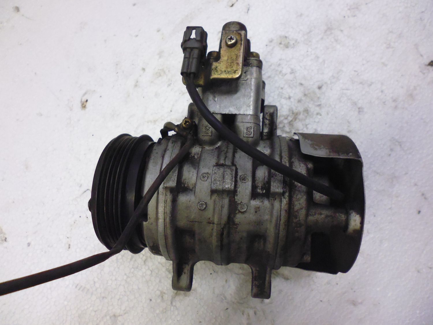 Compressore aria condizionata Daihatsu Terios 1.3 del 2001 447220-0315 Compressore aria condizionata Daihatsu Terios 1.3 del 2001 447220-0315