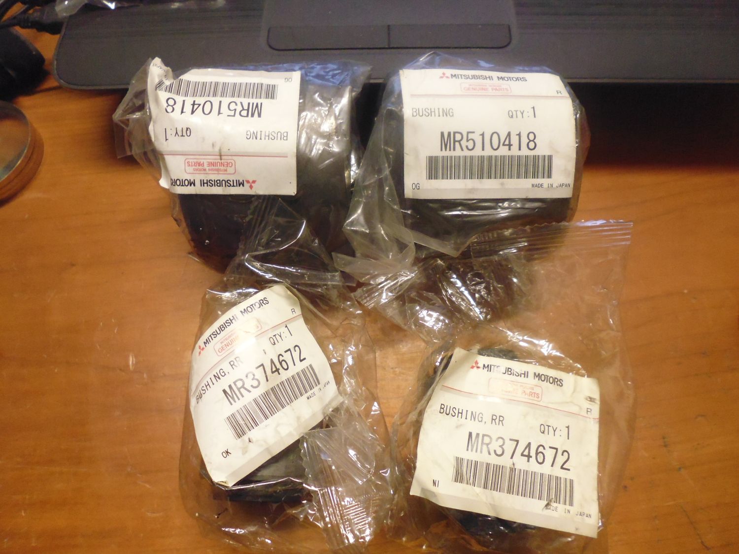 Silent block originali kit 4 pezzi puntone posteriore Mitsubishi Pajero III MR510418 MR374672