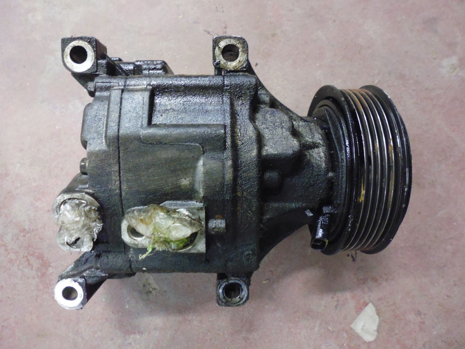 Compressore aria condizionata Fiat 500 1.3 multijet 75cv del 2007 Denso B837 5A7975600 517469310 Compressore aria condizionata Fiat 500 1.3 multijet 75cv del 2007 Denso B837 5A7975600 517469310
