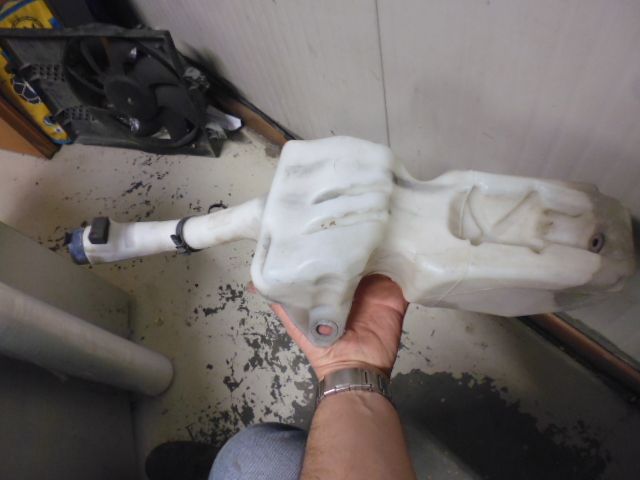 Vaschetta acqua tergicristalli con pompa elettrica Fiat 500 del 2007.