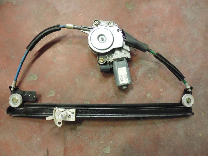 Alzavetro alzacristallo elettrico destro 46751870 Alfa Romeo 147 3 porte dal 2004 al 2010