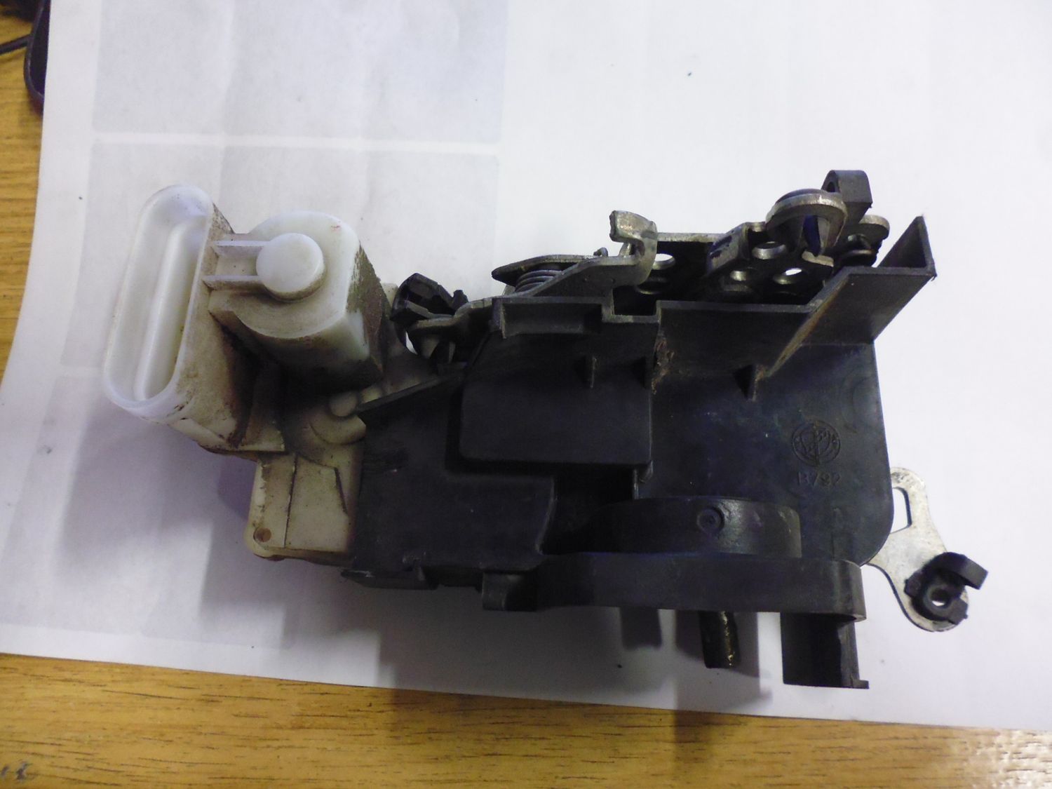 Serratura porta sinistra originale Fiat Punto 3 porte del 2000 serie 188. Serratura porta sinistra originale Fiat Punto 3 porte del 2000 serie 188.