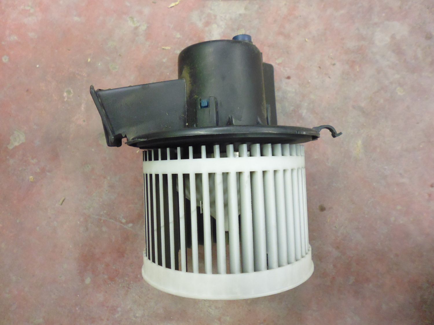 Ventilatore motorino ventola ventilazione abitacolo Fiat 500 del 2007 codice 5A0230000. Ventilatore motorino ventola ventilazione abitacolo Fiat 500 del 2007 codice 5A0230000.