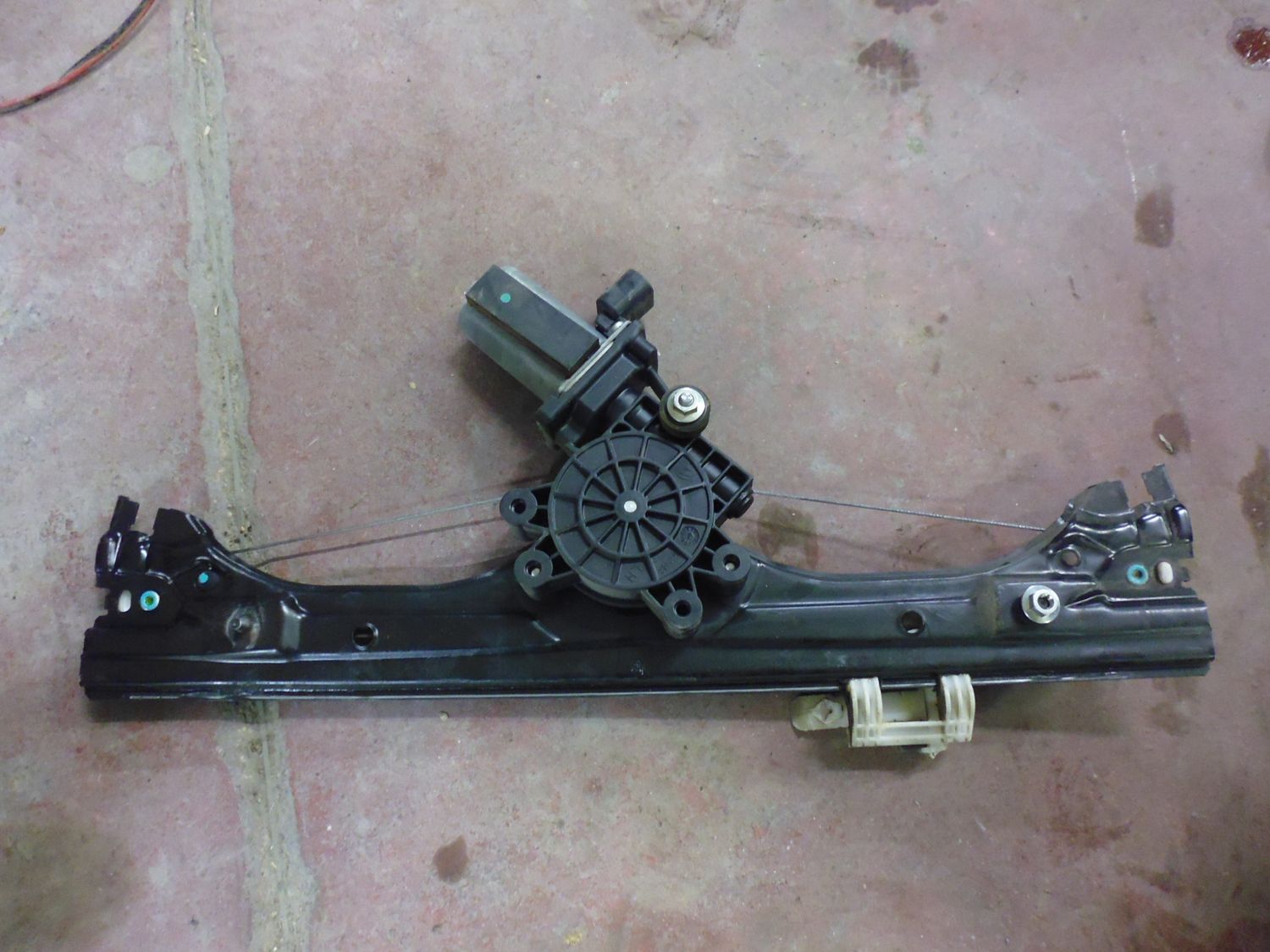 Alzavetro alzacristallo elettrico sinistro 51785841 originale Fiat 500 3 porte del 2007.