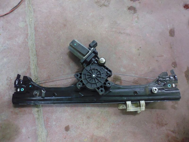 Alzavetro alzacristallo elettrico sinistro 51785841 originale Fiat 500 3 porte del 2007.
