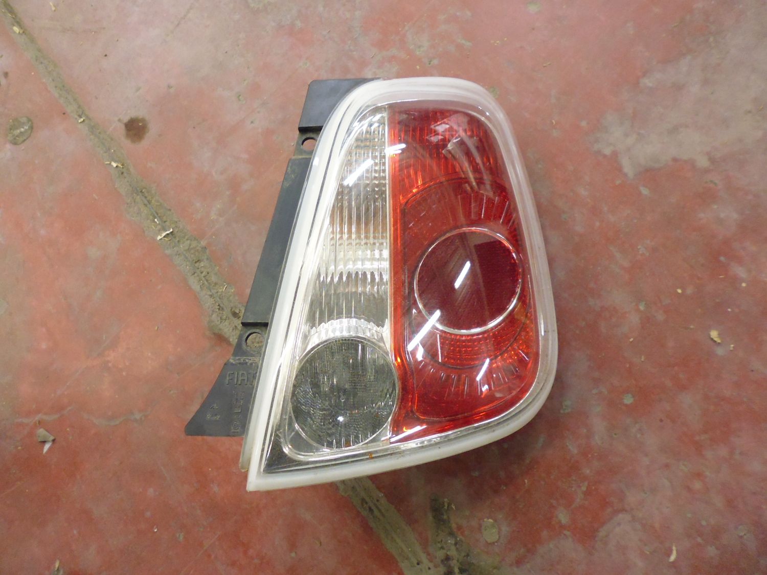 Faro fanale posteriore destro originale Fiat 500 del 2007.