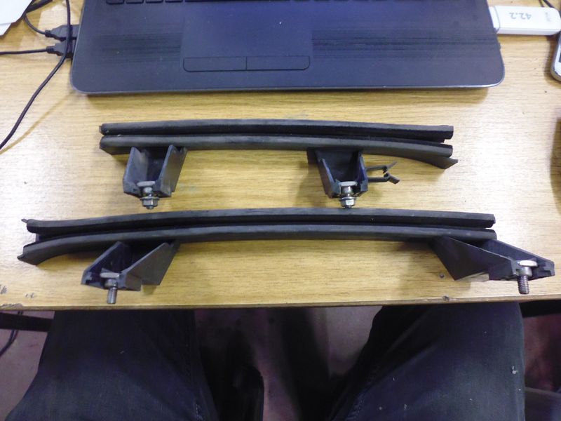Guide vetro porta sinistra 51785847L 51785843L per Fiat 500 del 2007.