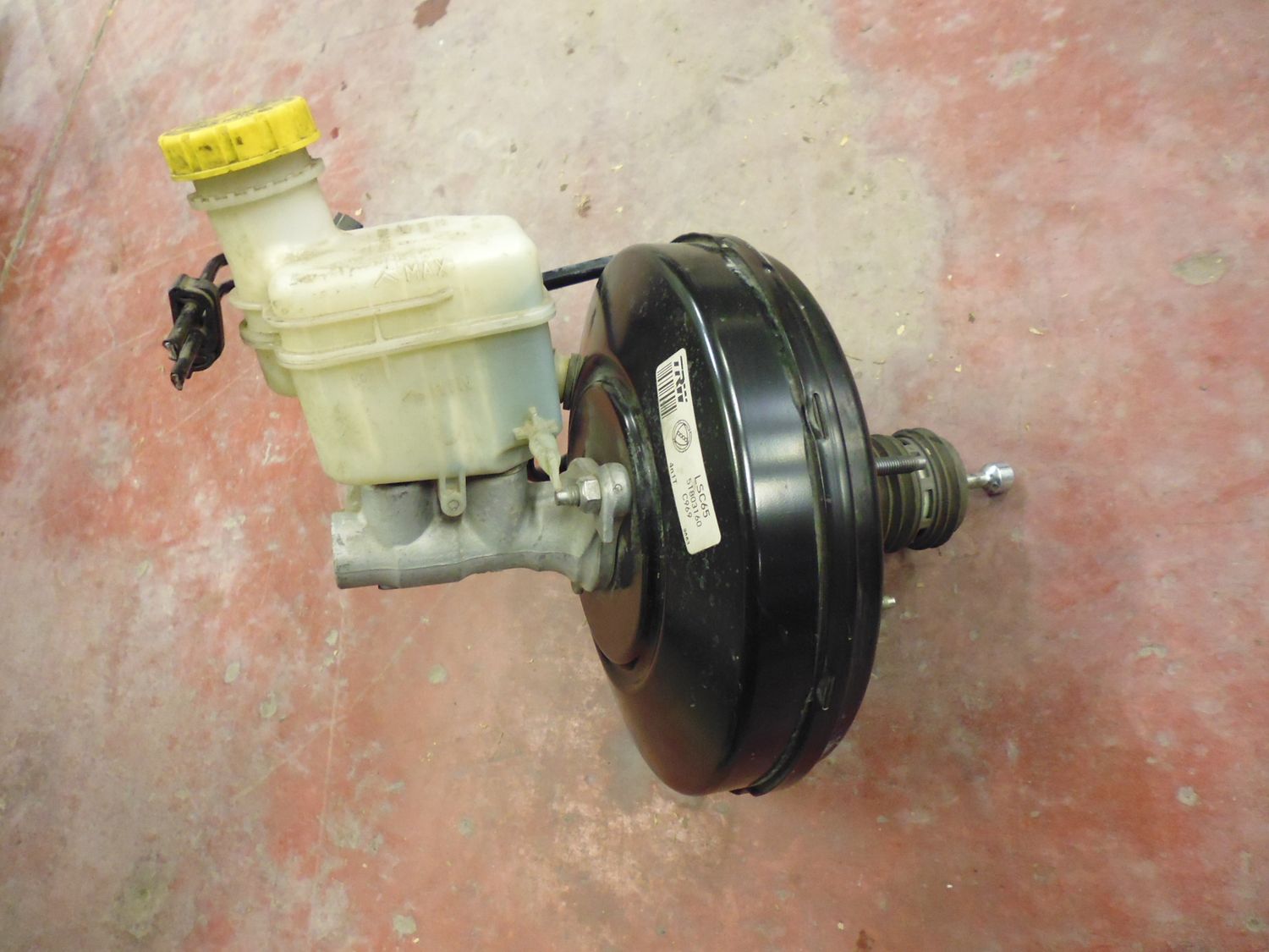 Servofreno con pompa e serbatoio liquido TRW LSC65 51803160 Fiat 500 1.3 Multijet del 2007.