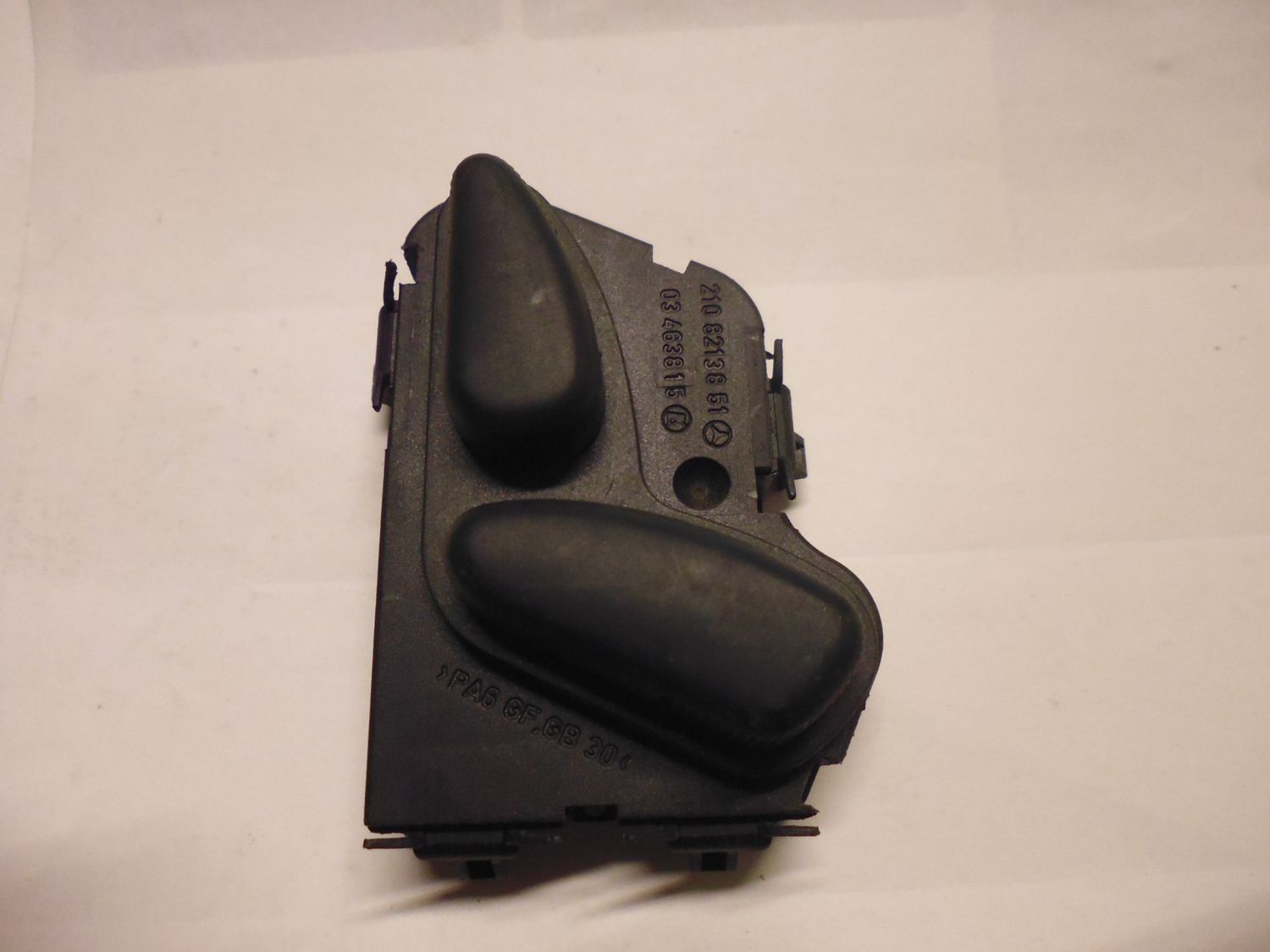 Interruttore sedile elettrico anteriore destro (lato passeggero) Mercedes C w203 Ew211 2108213751 03463815. Interruttore sedile elettrico anteriore destro (lato passeggero) Mercedes C w203 Ew211 2108213751 03463815.