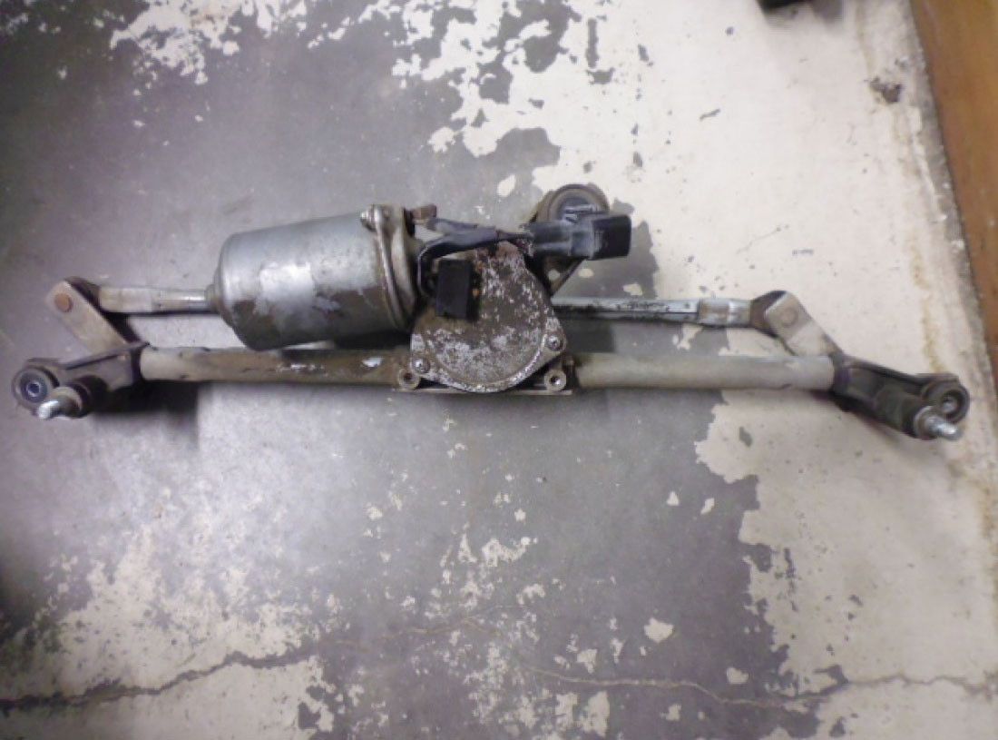 Motorino tergicristallo anteriore completo di tandem stampella leveraggio per DR1 prima serie. Motorino tergicristallo anteriore completo di tandem stampella leveraggio per DR1 prima serie.