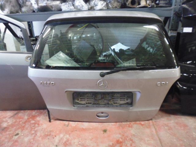 Portellone cofano posteriore Mercedes A170 CDI W168 completo degli accessori. Portellone cofano posteriore Mercedes A170 CDI W168 completo degli accessori.