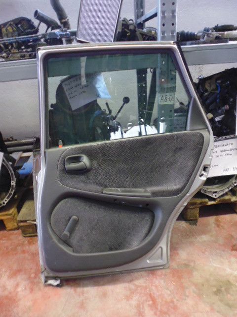 Sportello porta posteriore destra lato passeggero Opel Astra F berlina 1991-1998 completo di tutti gli accessori.
