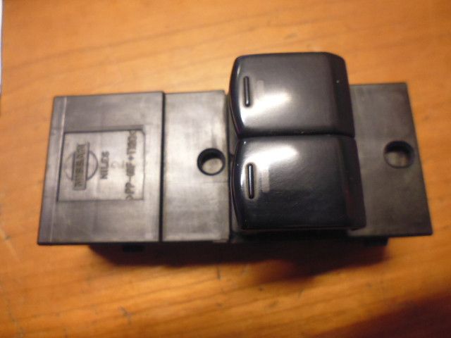 Pulsantiera alzavetri anteriore sinistra lato guida Nissan Micra K12 2003/2009 Pulsantiera alzavetri anteriore sinistra lato guida Nissan Micra K12 2003/2009