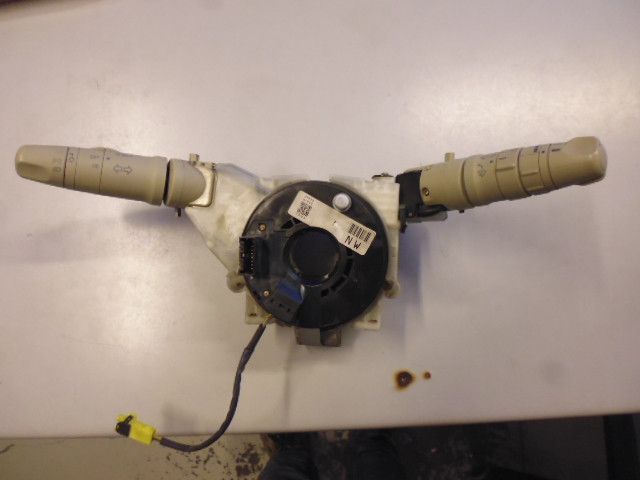 Devioluci con contatto spiralato Nissan Micra K12 2003-2009 codice ricambio 25560AX622.