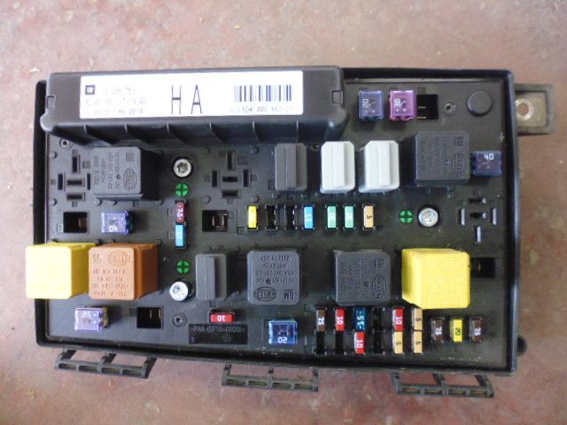 Centralina fusibili body computer Opel Zafira ecoM 1.6 16v benzina/metano 13206753 HA.