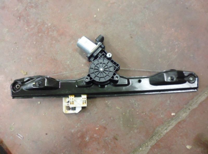 Alzavetro alzacristallo elettrico originale anteriore sinistro lato guida 51983617 Fiat Panda 319 del 2018.