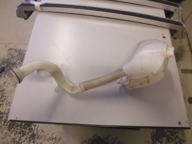 Vaschetta tergicristalli Citroen C3 del 2005 9642546080 con pompa elettrica.