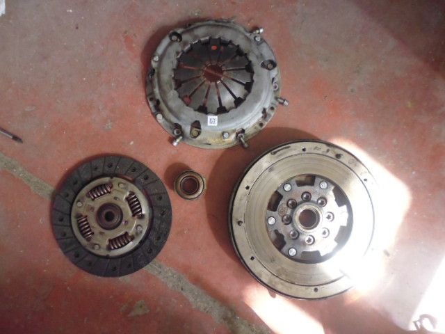 Volano e kit frizione originali per motore 312A2000 Twinair 900 cc 63kw con meno di 10,000 km Lancia Ypsilon del 2017. Volano e kit frizione originali per motore 312A2000 Twinair 900 cc 63kw con meno di 10,000 km Lancia Ypsilon del 2017.