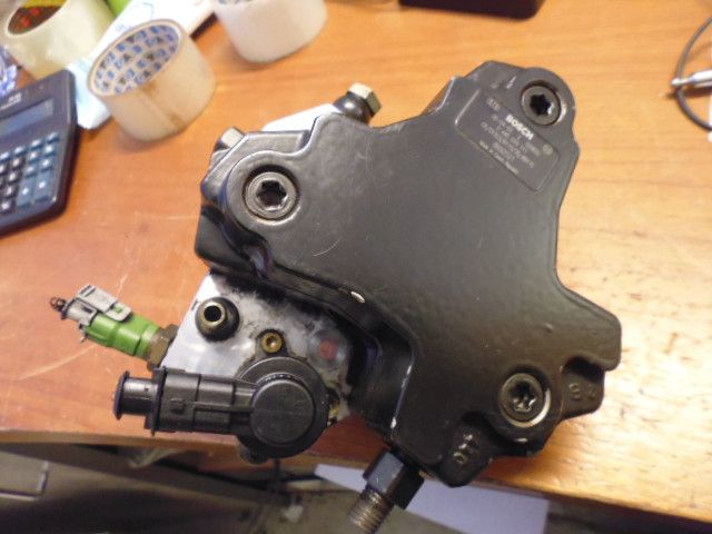 Pompa iniezione alta pressione Bosch 0445010111 8692521 Volvo V50 del 2004 con motore 2.4 TD codice D5244T8 con 132 kw.