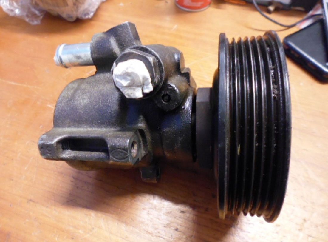 Pompa servosterzo idroguida 6N0422155E 26056532 Volkswagen Polo 6N del 1998 motore 1.0 benzina.