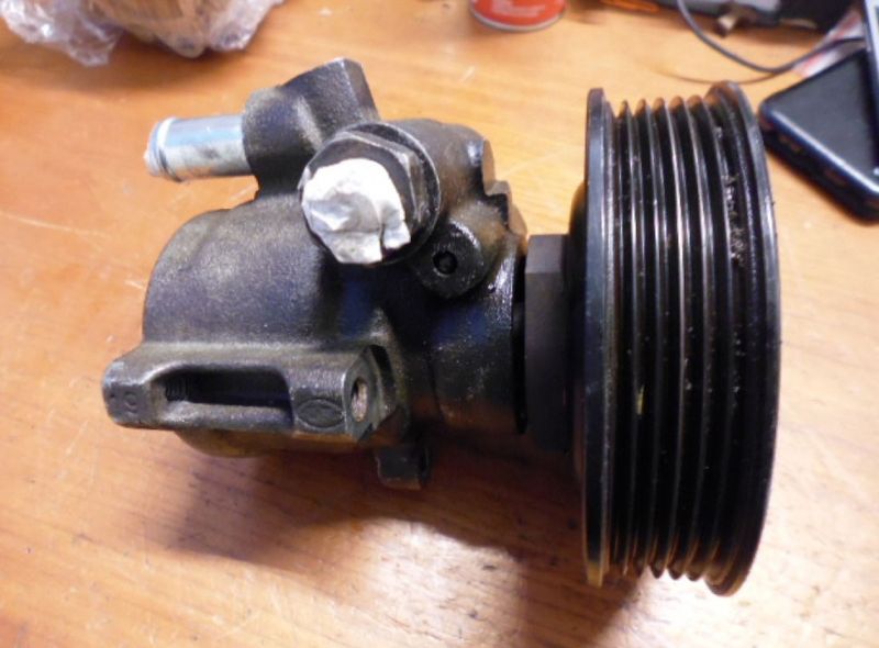 Pompa servosterzo idroguida 6N0422155E 26056532 Volkswagen Polo 6N del 1998 motore 1.0 benzina.