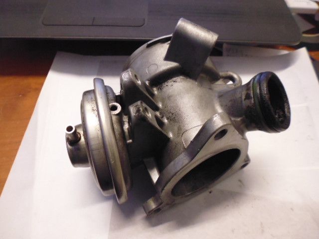 Valvola EGR A611090075A Mercedes C 220 CDI serie W203 codice motore 611962.