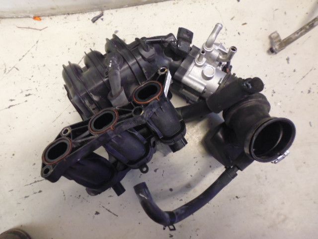 Corpo farfallato con collettore aspirazione e sensore pressione per Kia Picanto 1.0 benzina motore G3LA 998 cc 50,7 kw. Corpo farfallato con collettore aspirazione e sensore pressione per Kia Picanto 1.0 benzina motore G3LA 998 cc 50,7 kw.