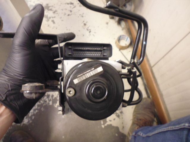 Pompa e centralina aggregato ABS 30736588 30736589A Volvo V50.