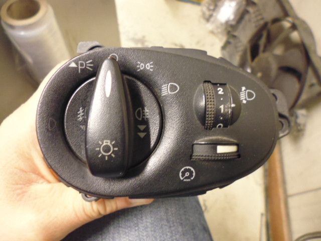 Pulsantiera interruttore accensione luci 98AG-13A024-AG 04052503 Ford Focus prima serie.