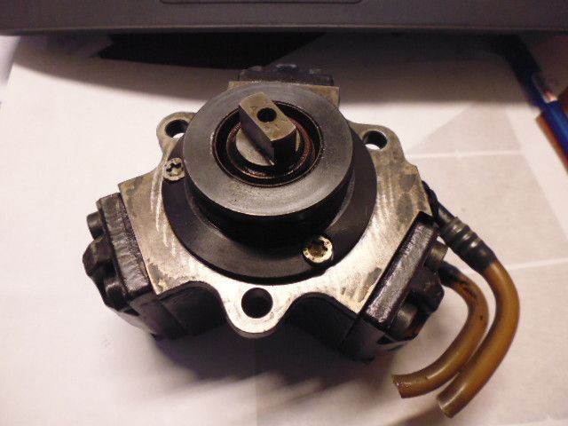 Pompa iniezione common rail Bosch 0445010008 per Mercedes codice A6110700501 smontata da Mercedes C 220 CDI serie W203. Pompa iniezione common rail Bosch 0445010008 per Mercedes codice A6110700501 smontata da Mercedes C 220 CDI serie W203.
