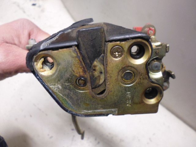 Serratura porta anteriore destra Daihatsu Feroza.