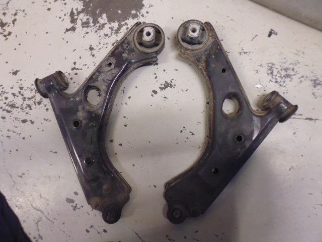 Bracci oscillanti trapezi anteriori originali destro e sinistro Fiat Grande Punto 1.3 multijet. Bracci oscillanti trapezi anteriori originali destro e sinistro Fiat Grande Punto 1.3 multijet.