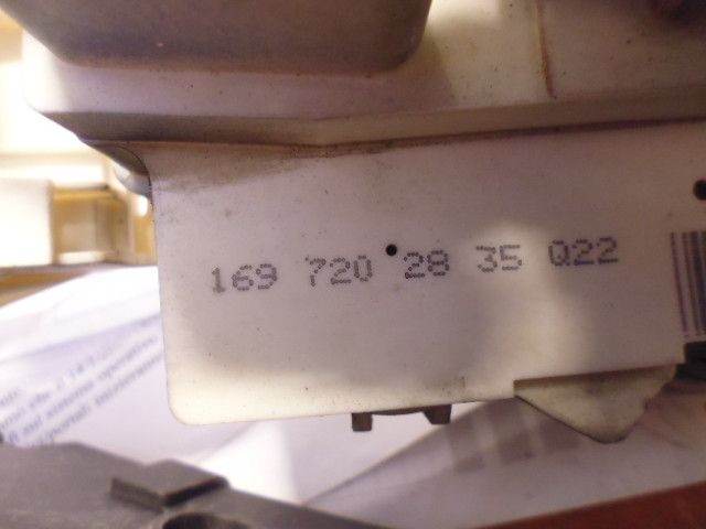 Serratura porta anteriore destra Mercdes Classe A W169 codice ricambio 1697202835 Q22. Serratura porta anteriore destra Mercdes Classe A W169 codice ricambio 1697202835 Q22.