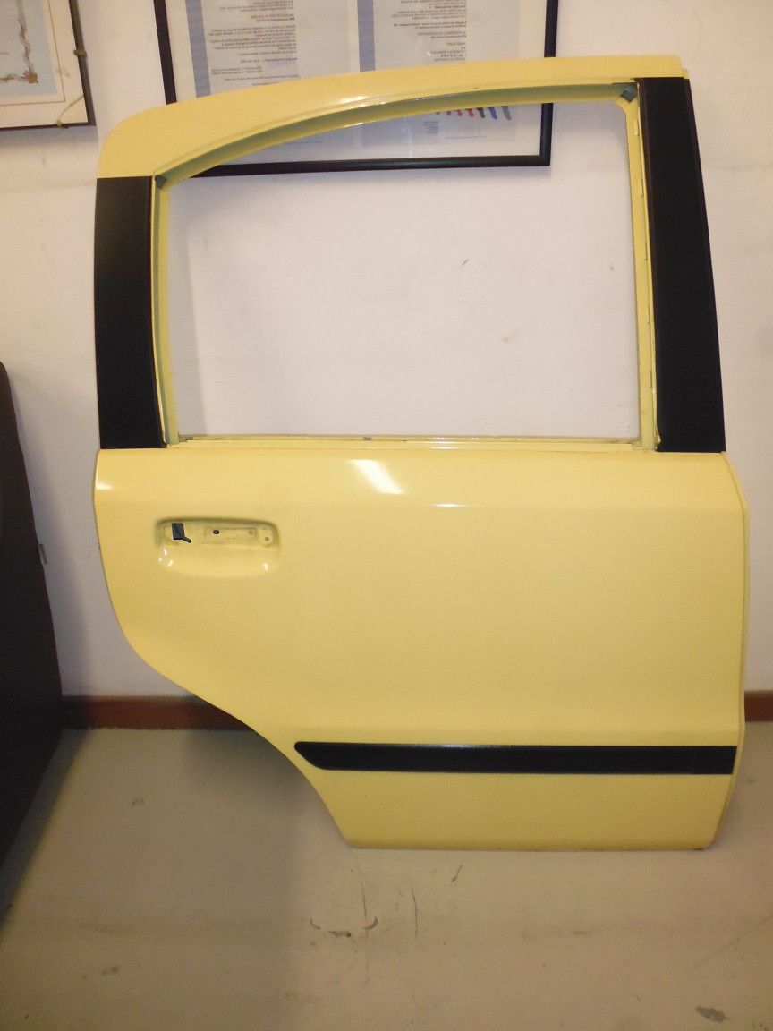 Sportello porta posteriore destra lato passeggero Fiat Panda seconda serie 169 gialla.