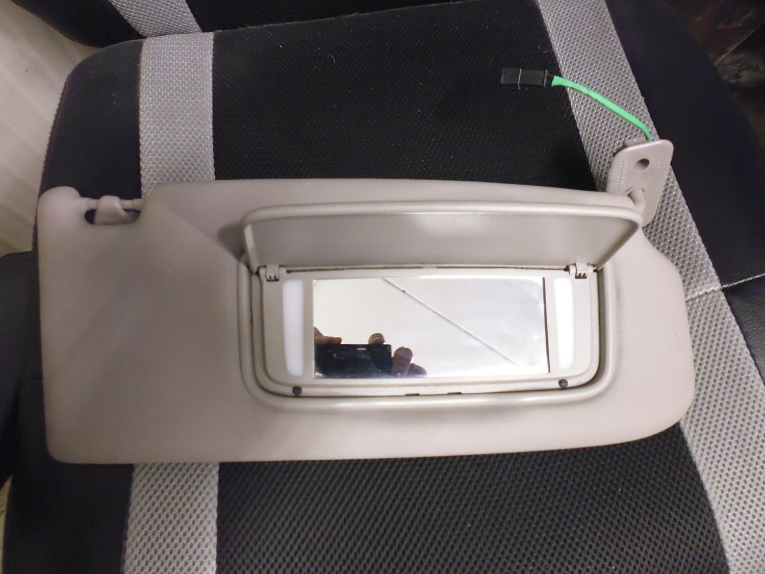 Pantina aletta parasole destra lato passeggero con luce per Volvo V50. Pantina aletta parasole destra lato passeggero con luce per Volvo V50.