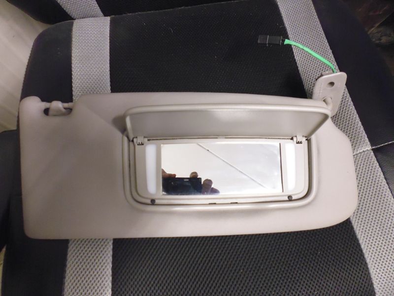 Pantina aletta parasole destra lato passeggero con luce per Volvo V50.