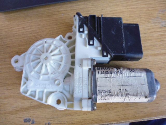 Motorino alzacristalli posteriore sinistro Volkswagen GOLF IV 4 codice 1J4959811C.