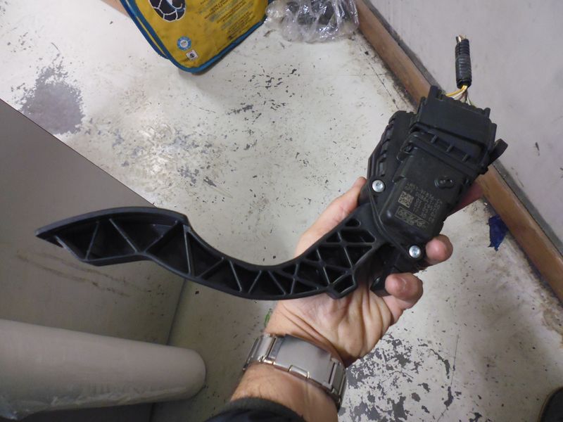 Pedale acceleratore Volvo V50 codice ricambio 4M51-9F836-CH.